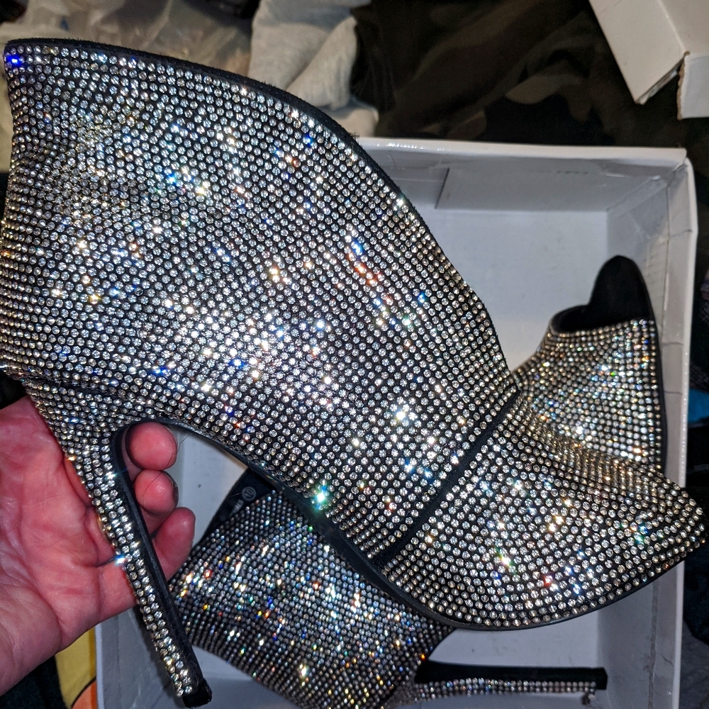 Size 10 SUPER cute heel!